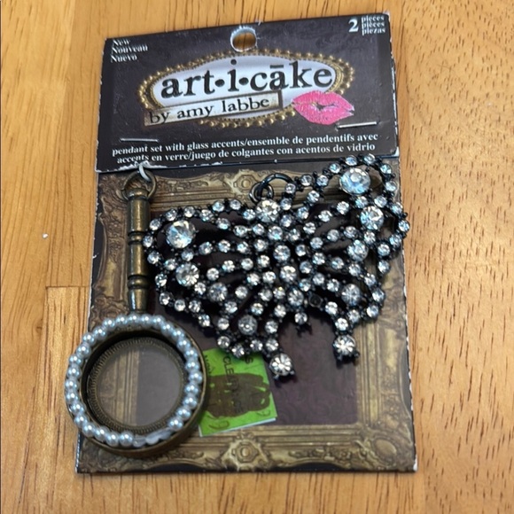 Other - Art-i-Cake Pendant Set with